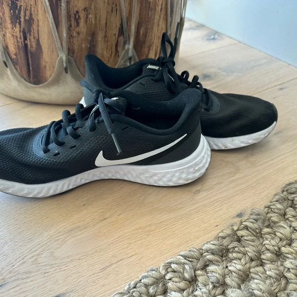 Pristine Nike Revolution Super Comfy Sneakers - Picture 4 of 6